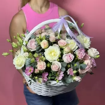 GLOW FLOWERS Композиция из кустовых роз в корзине, живая Роза микс