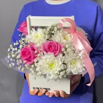 GLOW FLOWERS Композиция в ящичке с розами, гипсафилой и хризантемой