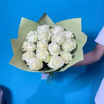 GLOW FLOWERS Моно букет из 15 белых роз в стильной упаковке