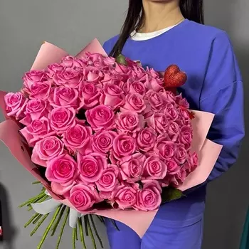 GLOW FLOWERS Монобукет из 55 малиновых роз с топпером