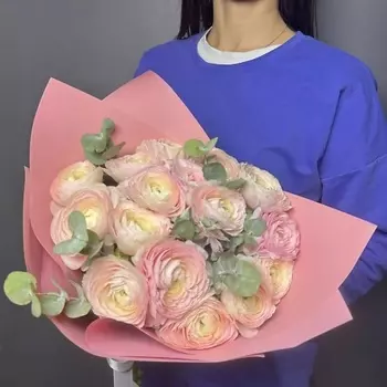 GLOW FLOWERS Нежная композиция из 15 ранункулюсов и эвкалипта