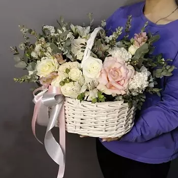 GLOW FLOWERS Нежнейшая композиция из роз и эустомы в корзине