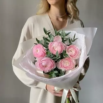 GLOW FLOWERS Нежный букет из 5 ранункулусов и эвкалипта
