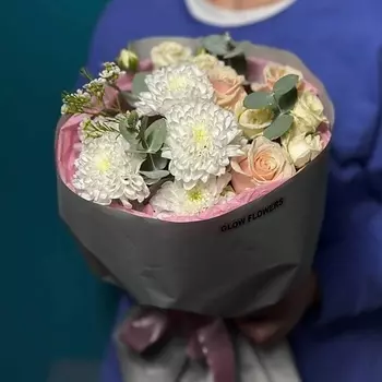 GLOW FLOWERS Нежный букет из кустовых хризантем, роз и эвкалипта