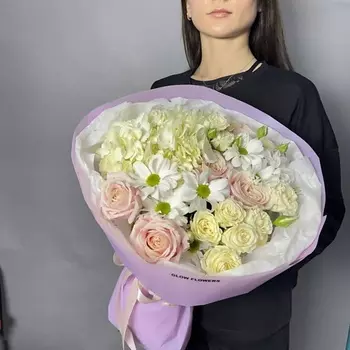 GLOW FLOWERS Нежный букет с гортензией, розами и хризантемой