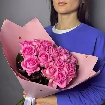 GLOW FLOWERS Яркий моно-букет из 15 малиновых роз