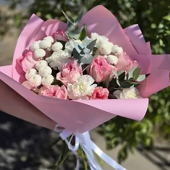 GREEN STUDIO Сборный букет с розовой пионовидной розой