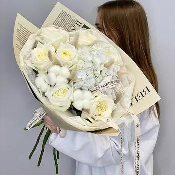 JULES FLOWER ATELIER «Affogato» букет из пионовидных роз ,гортензии и хлопка