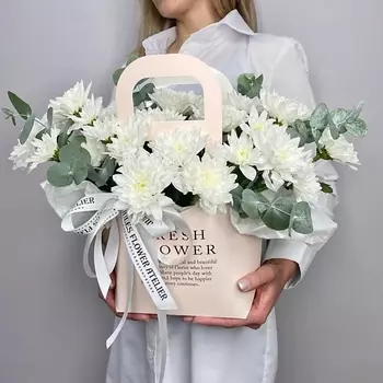JULES FLOWER ATELIER «Альпийское сияние» композиция из белоснежных кустовых хризантем и эвкалипта