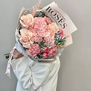 JULES FLOWER ATELIER «Apricot idea» букет с гортензией,розами и диантусами