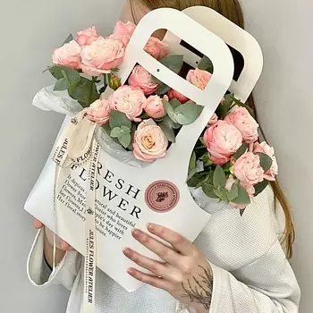 JULES FLOWER ATELIER «Аврора» композиция из пионовидной кустовой розы в сумке