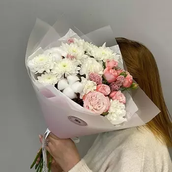 JULES FLOWER ATELIER «Гипюр» Букет с кустовыми пионовидными розами,кустовой хризантемой ,хлопком