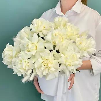 JULES FLOWER ATELIER «Эльбрус» коробка с белыми французскими розами