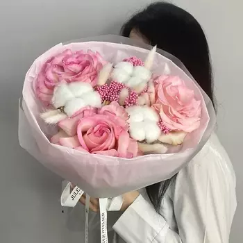 JULES FLOWER ATELIER «Конфетти» букет с французскими розами, хлопком и озотамнусом