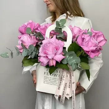 JULES FLOWER ATELIER «Магия Цвета» французские розы с эвкалиптом в сумке