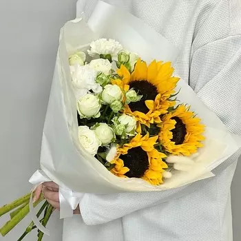 JULES FLOWER ATELIER Mexico букет из подсолнухов ,кустовых пионовидных роз и лагуруса