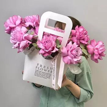 JULES FLOWER ATELIER «Монреаль» Композиция из французских роз Квинс краун