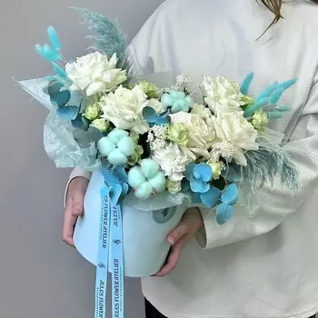 JULES FLOWER ATELIER «Мятный бриз» Цветы в коробке с розой плайя бланка, диантусом и хлопком