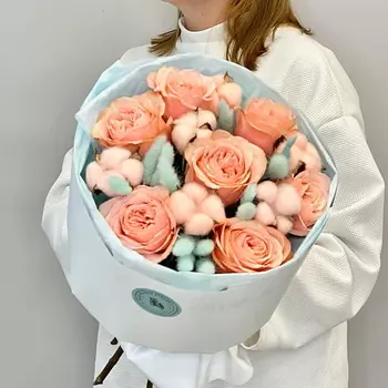 JULES FLOWER ATELIER «Мятный фреш» букет из абрикосовых французских роз и хлопка