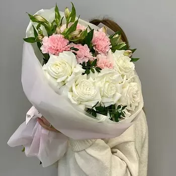 JULES FLOWER ATELIER «Муссовый торт» из белых роз, альстромерией и диантусов