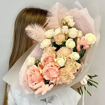 JULES FLOWER ATELIER «Персиковый пух» букет с пионовидной розой и диантусами