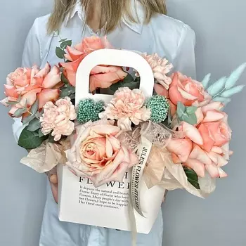 JULES FLOWER ATELIER « Персиковый шейк» Цветы в коробке