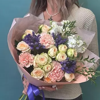 JULES FLOWER ATELIER «Полуночник» букет из пионовидной кустовой розы, маттиолы и диантусов