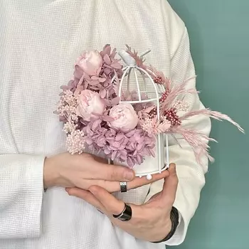 JULES FLOWER ATELIER «Райский сад» композиция из стабилизированных роз и гортензий