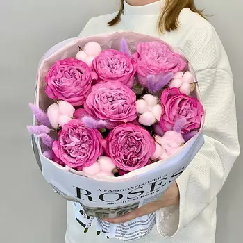 JULES FLOWER ATELIER «Сиреневая дива» букет пионовидных роз ,хлопка и лагуруса