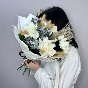 JULES FLOWER ATELIER «Тайна ночного сада» букет с диантусами и пионовидной розой