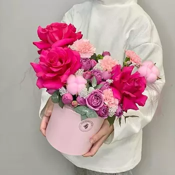 JULES FLOWER ATELIER «Вишневое суфле» Цветы в коробке с пионовидной розой