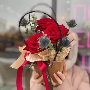 KIWIGIFTS Букет цветов живые Розы, Эвкалипт, Эрингиум