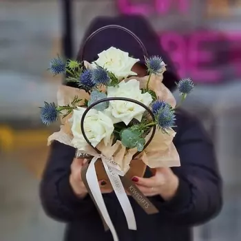 KIWIGIFTS Букет цветов живые Розы, Эвкалипт, Эрингиум