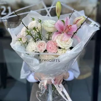 KIWIGIFTS Букет цветов живые розы, лилия, эустома, вишня