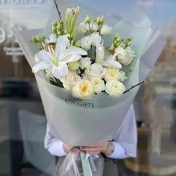 KIWIGIFTS Букет цветов живые розы, лилия, эустома, вишня