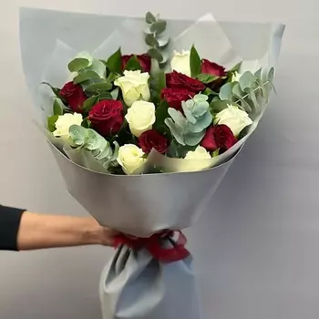 КОЛИБРИ ЦВЕТОЧНЫЙ САЛОН Букет из семнадцати красной и белой розы