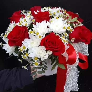 КОЛИБРИ ЦВЕТОЧНЫЙ САЛОН Цветы в коробке с красной розой