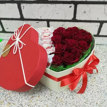 Коробка с розами и рафаэлло