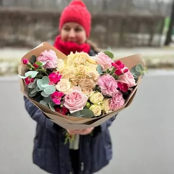 LE BOUQUET Букет из гортензии диантусов и пионовидных роз