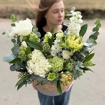 LE BOUQUET Букет из необычных роз гортензии и хелеборуса