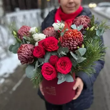 LE BOUQUET Букет из шикарных пионовидных роз эустомы сосны и эвкалипта