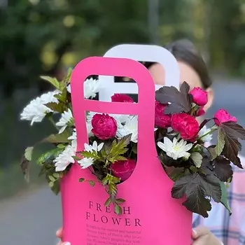 LE BOUQUET Сумочка с белой хризантемой и розой черри