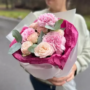 LE BOUQUET Яркий букет для мамы из гвоздик и пионовидных роз