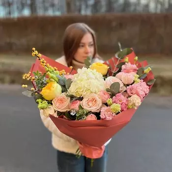 LE BOUQUET Яркий зимний букет из пионовидных роз с гортензией и илексом