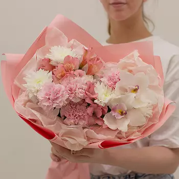 ЛЭТУАЛЬ FLOWERS Букет из белых орхидей и хризантем" Клубничный зефир"