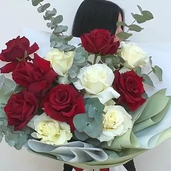 ЛЭТУАЛЬ FLOWERS Букет из больших эквадорских роз 11 шт с эвкалиптом