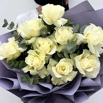 ЛЭТУАЛЬ FLOWERS Букет из больших эквадорских роз 9 шт с эвкалиптом