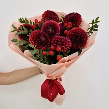 ЛЭТУАЛЬ FLOWERS Букет из георгин, эвкалипта и гиперикума