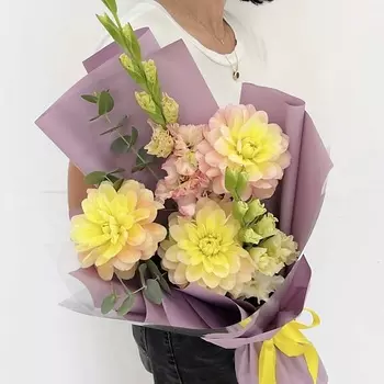 ЛЭТУАЛЬ FLOWERS Букет из георгин, гладиолусов и эвкалипта