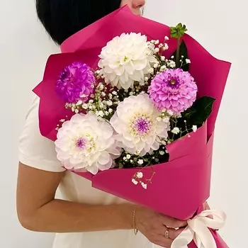 ЛЭТУАЛЬ FLOWERS Букет из георгин и гипсофилы